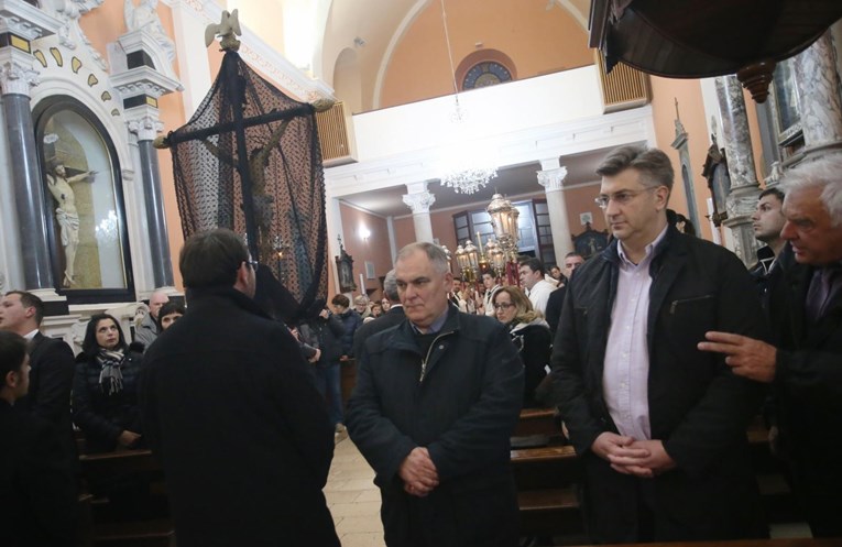FOTO Plenković sudjelovao na procesiji na Hvaru na kojoj se cijelu noć po otoku nosi teški križ