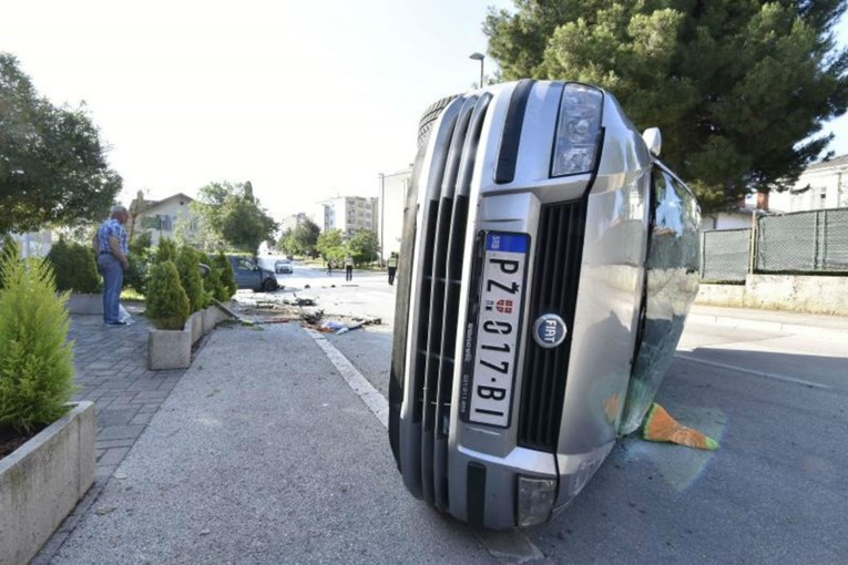 FOTO Nesreća u Puli: Automobil srpskih registracija završio na boku, ima ozlijeđenih