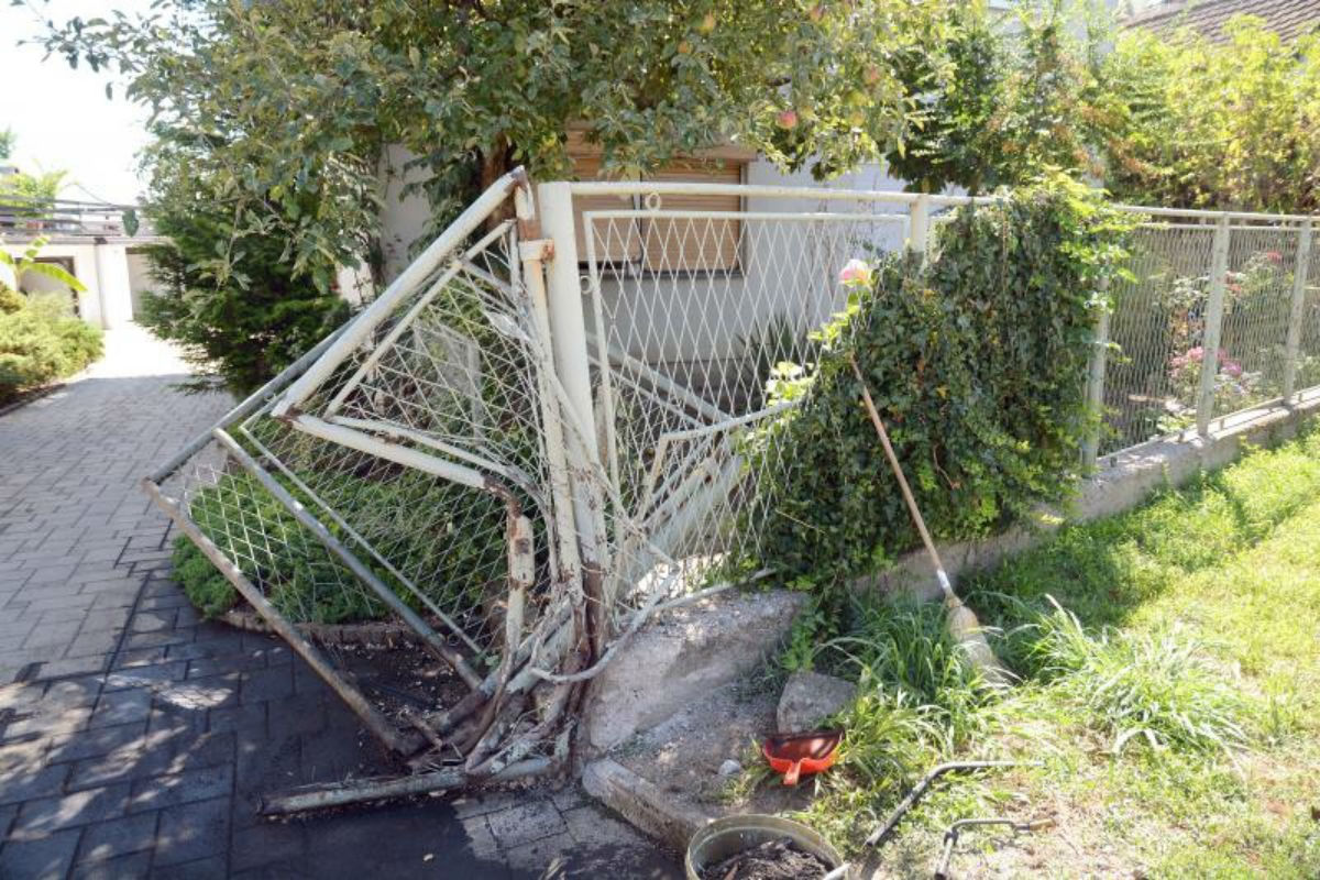FOTO Divljao po cesti pa se zabio u ogradu kuće u Sisku