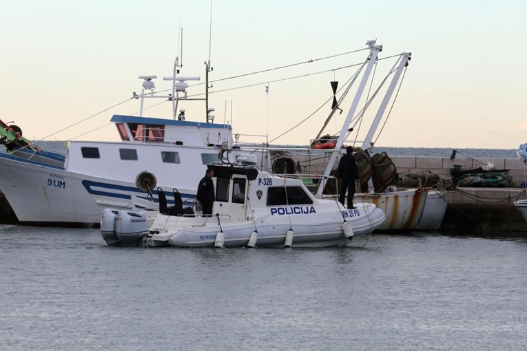Hrvatska policija čuva ribare u Savudrijskoj vali, slovenska ih upozorava i zapisuje njihove podatke