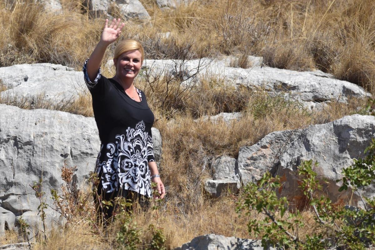VIDEO  Kolinda kao buntovna srednjoškolka: Pogledajte kakve je tenisice nosila na Kornatu