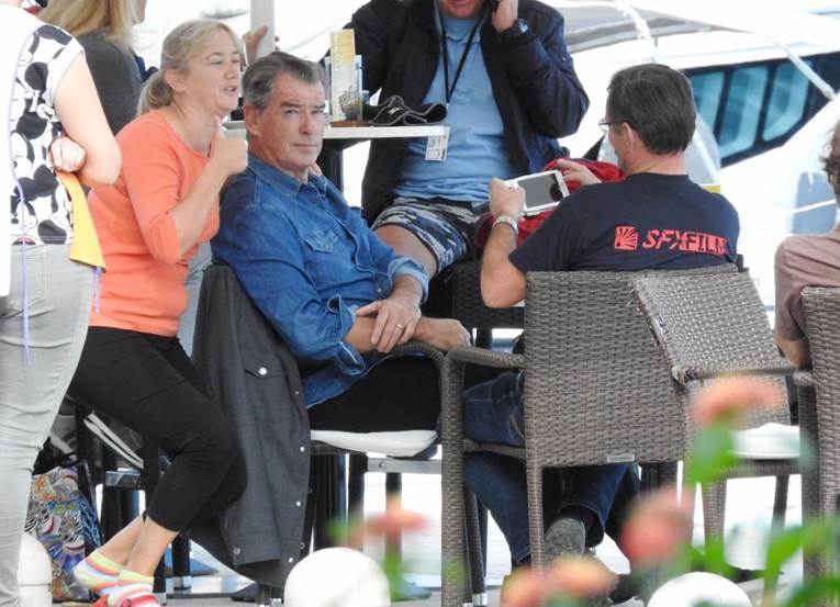 FOTO Pierce Brosnan popio kavu na Visu pa sa suprugom isplovio na jahti