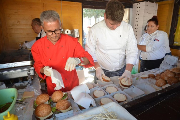 FOTO Znate li što je to majburger? Bjelovarčani četiri sata čekali u redu da ga probaju