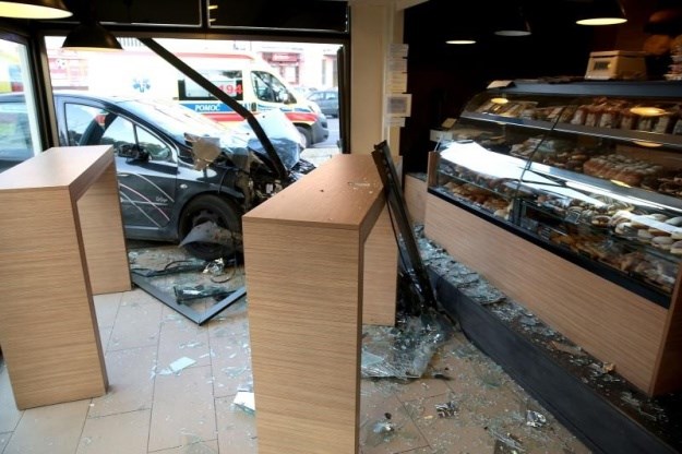 Dvoje ozlijeđenih u Dubravi: Nakon sudara, autom uletio u pekaru