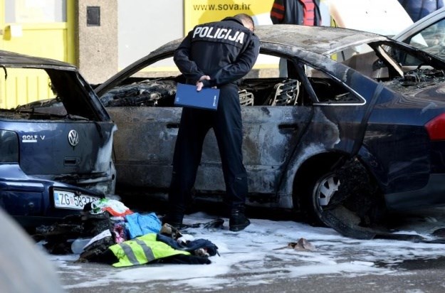 Stanare na Srednjacima probudile detonacije: Izgorjela četiri automobila, prvi je gorio Audi