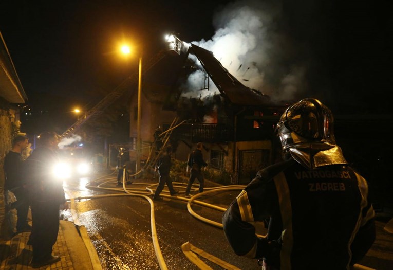 FOTO U Zagrebu izgorjela kuća, požar gasilo 29 vatrogasaca