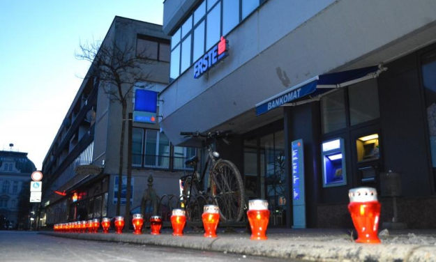 Pred bankama palili svijeće za sve žrtve kredita
