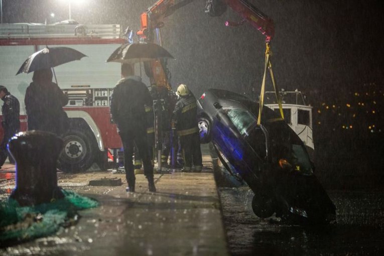 FOTO Citroen pao s riječkog lukobrana u more, vozač se utopio