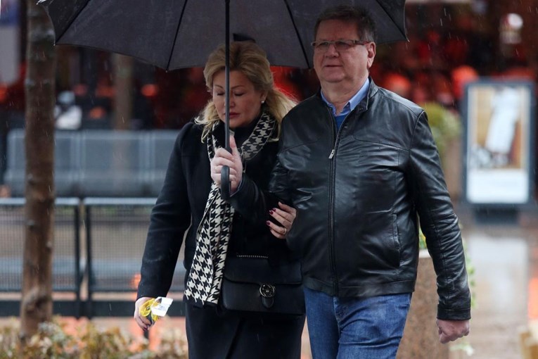Mirando Mrsić sa suprugom po kiši prošetao centrom Zagreba i pokazao da je kavalir