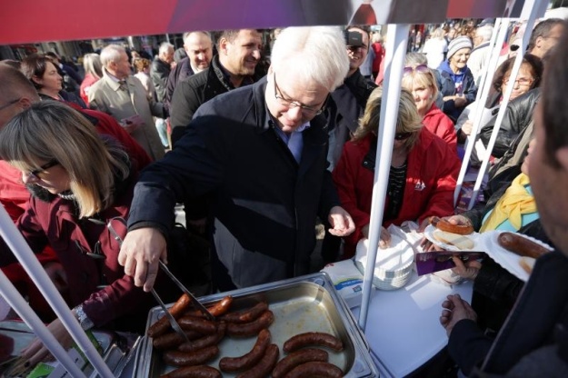 Gužva na Trgu bana Jelačića: Josipović dijelio kobasice, Markićka razgovarala o korupciji