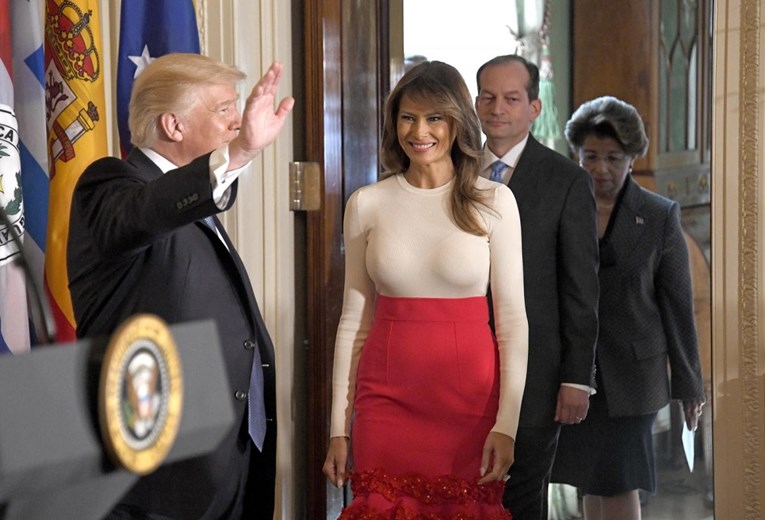 FOTO Melania Trump htjela istaknuti grudi pa pokazala više nego je htjela