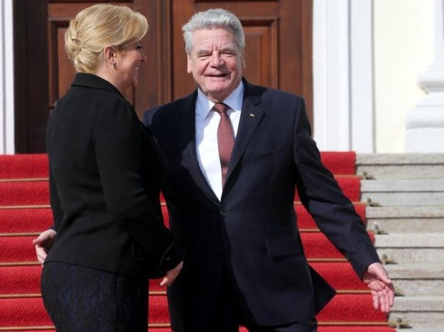 Kolinda se željela rukovati, a njemački predsjednik ju je potapšao po guzi