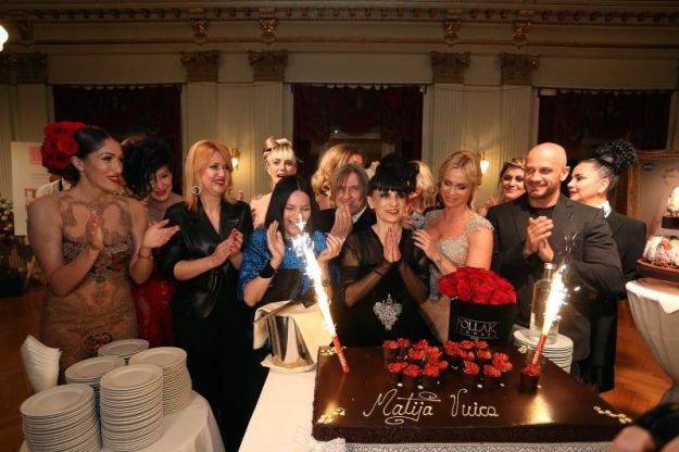 Matija Vuica za 35. godišnjicu publici poklonila golu Severinu, Sopek joj konkurirala dekolteom