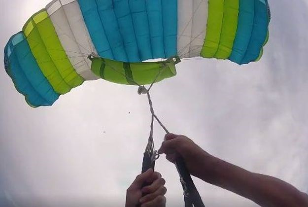 VIDEO Jeziva snimka: Padobranac snimio vlastiti pad bez glavnog padobrana