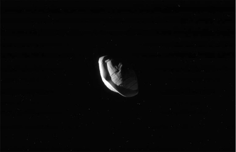 NASA-ine snimke otkrile nevjerojatan oblik Saturnova mjeseca