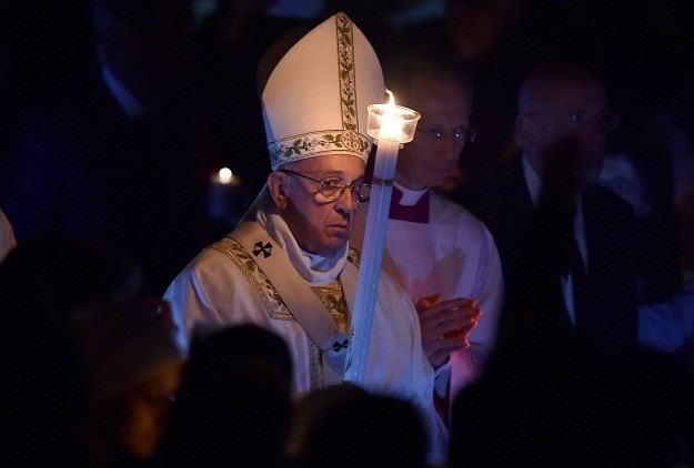 Papa poslao uskršnju poruku: Ne dopustimo mraku da nas kontrolira