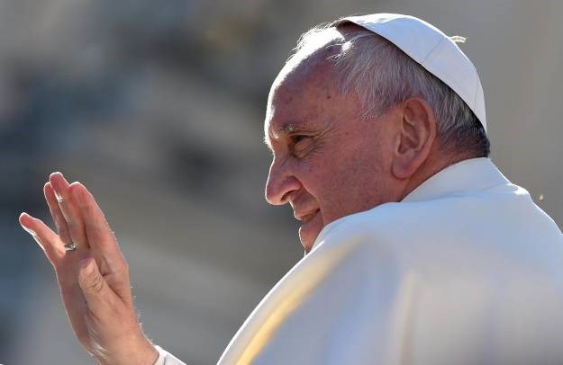 Papa Franjo na Twitteru: Bog nas ljubi, postao je malen da nam pomogne da ga zauzvrat zavolimo