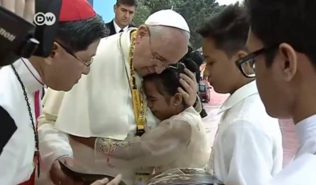 Papa Franjo ostao bez riječi na pitanje djevojčice "zašto Bog dozvoljava da djeca pate?"