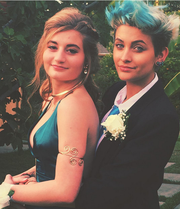 Paris Jackson na maturalnu otišla u odijelu i obojila kosu da pristaje uz haljinu njezine pratnje