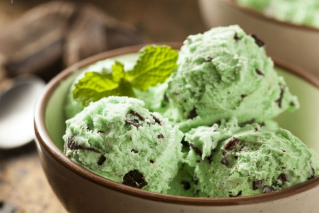 Napravi svoj mint sladoled s čokoladnim komadićima u samo 3 koraka