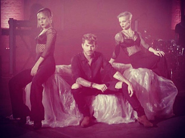 Hrvatska plesačica Petra Hajduk nastupa uz Adama Lamberta za promociju singla "Ghost Town"