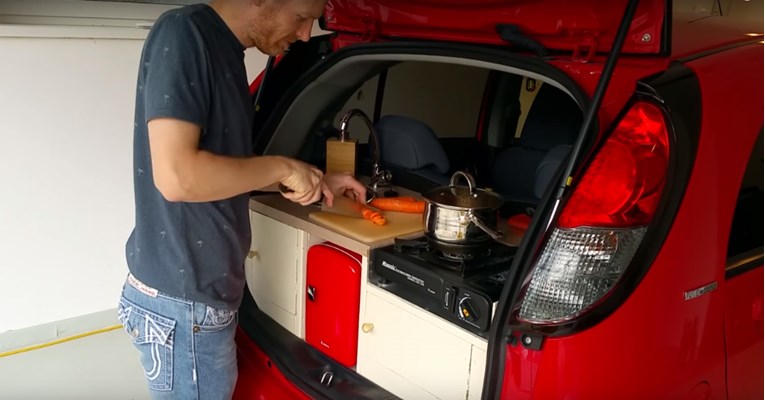 VIDEO Veličina nije bitna: U svaki prtljažnik stane kuhinja, evo kako je napraviti