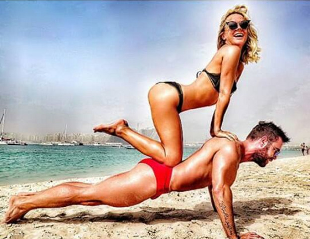 Maja Šuput i Marko Grubnić pokazali sexy figure na vrućem pijesku Dubaija