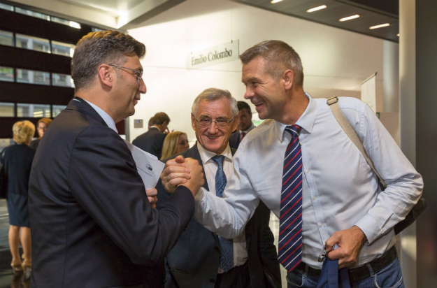 FOTO Plenković hit u Strasbourgu: Kolege iz Europarlamenta čekale u redu da čestitaju šefu HDZ-a