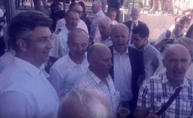 VIDEO Ponijela ga pisma: Andrej Plenković se raspjevao na početku predizborne kampanje