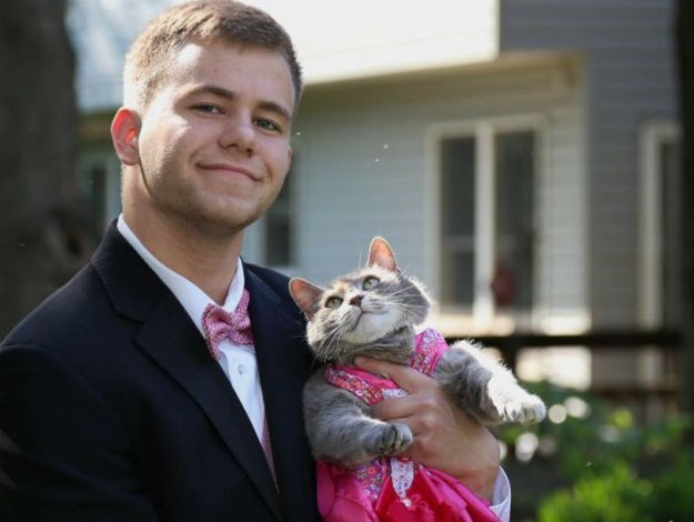 Kada te odbiju sve cure u školi: 17-godišnjak poveo mačku na maturalni ples