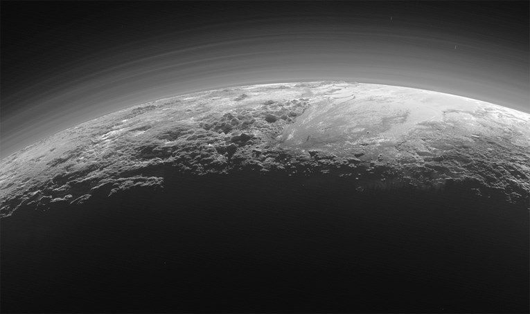 S Plutona stižu snažne misteriozne zrake, znanstvenici zbunjeni