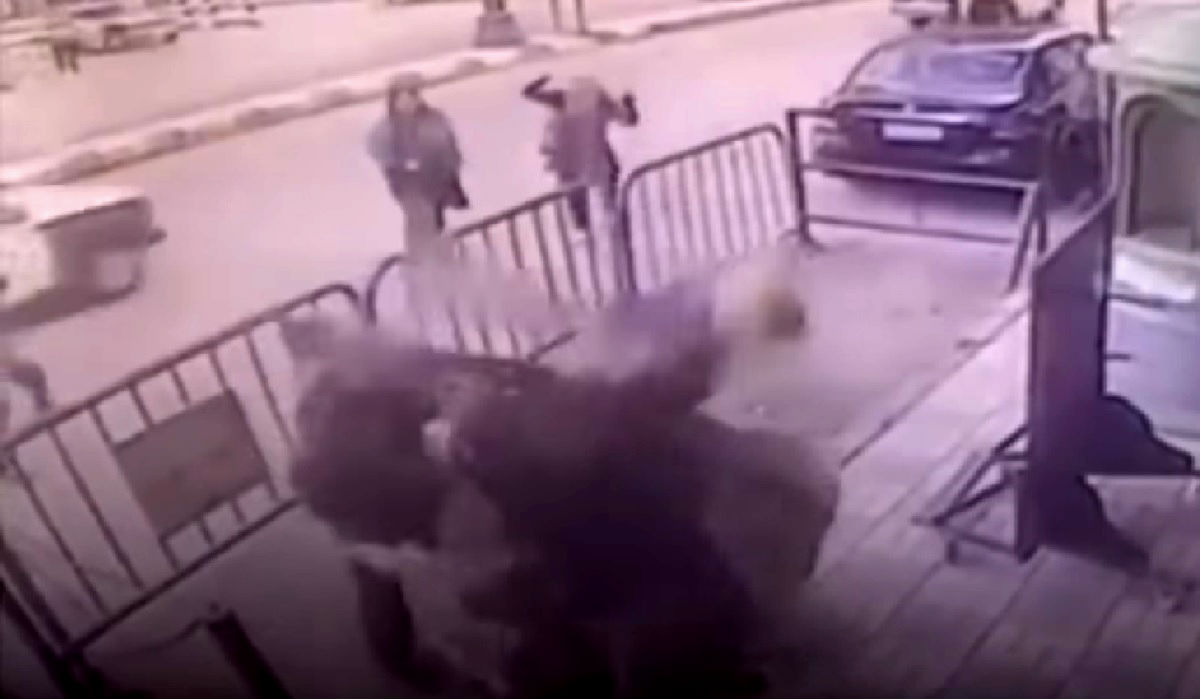 Pogledajte kako je policajac uhvatio dijete koje je palo s trećeg kata