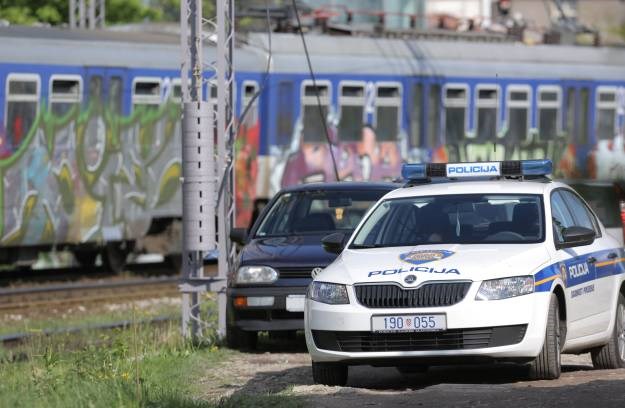 Jedna osoba ozlijeđena: Auto kod Osijeka sletio pod putnički vlak