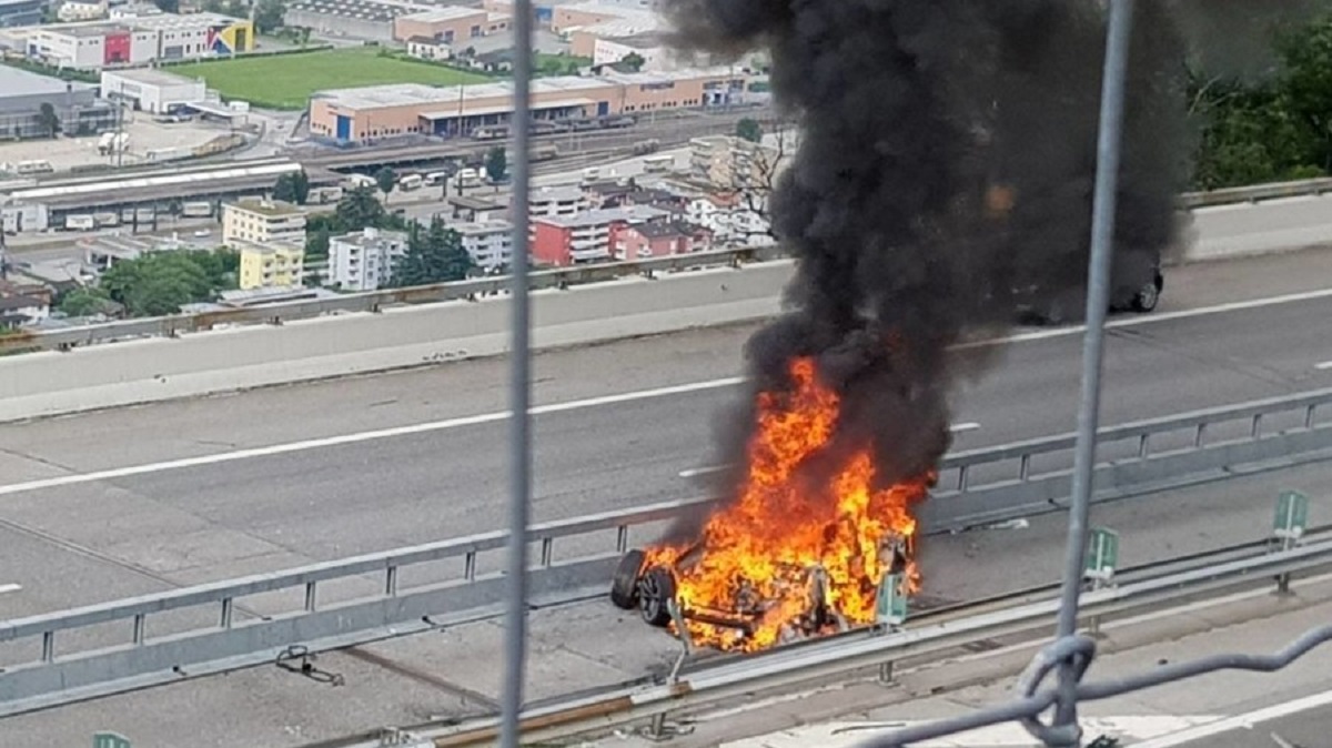 Poginuo u Švicarskoj u zapaljenoj Tesli, vatrogasci okrivili baterije