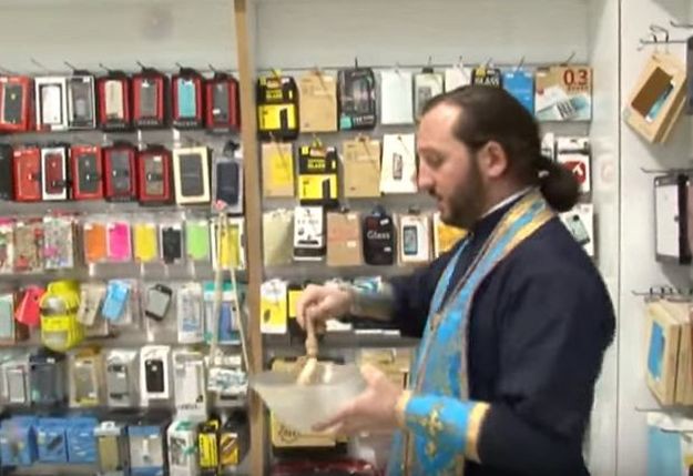 U trgovačkom lancu angažirali svećenika za blagoslov "zlog" iPhonea, odmah je postao hit