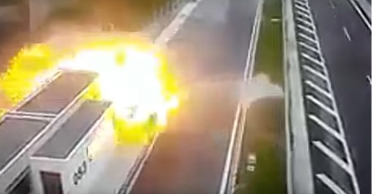 Zastrašujuća snimka: Porsche pokosio odmorište, otac gledao obitelj u plamenu