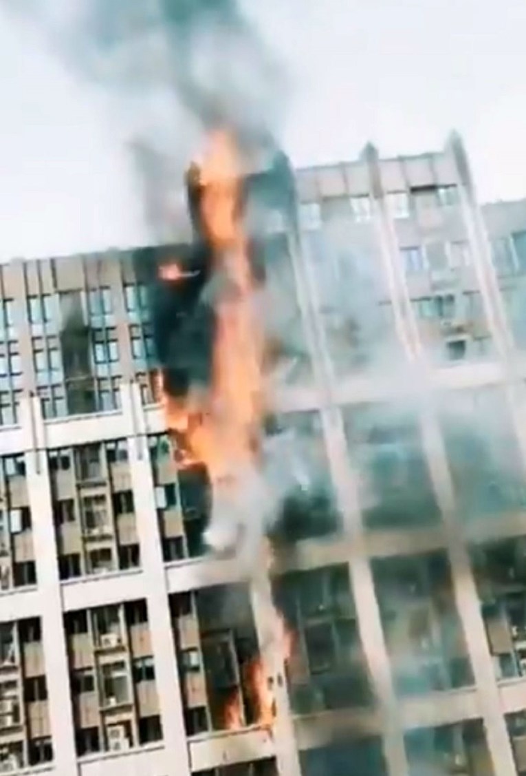 Gori poslovni neboder u Kini, požar buknuo na 17. katu zgrade