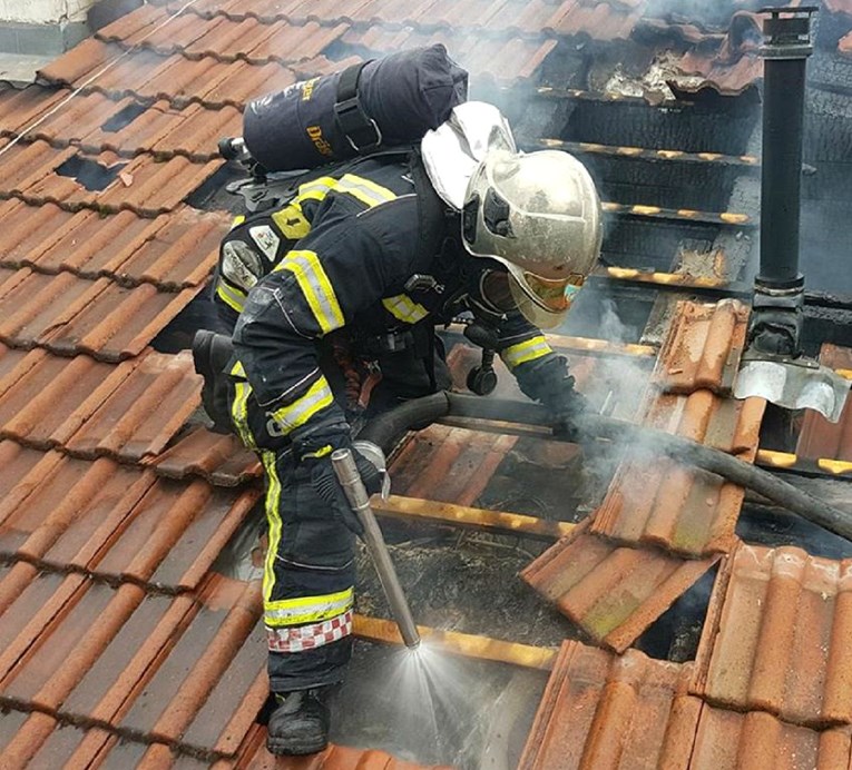 U zagrebačkom Remetincu gorio krov stambene zgrade, vatrogasci ga ugasili