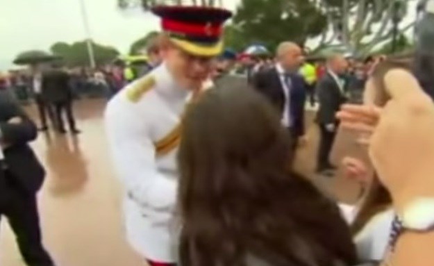 Princ Harry poručio obožavateljici kako su selfieji loša stvar