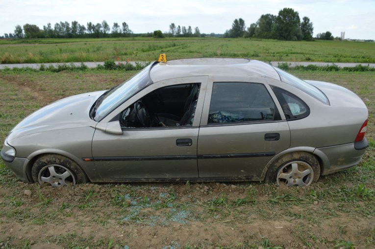 FOTO 18-godišnjak bez vozačke jurio Opelom kod Čakovca pa sletio s ceste i prevrnuo se