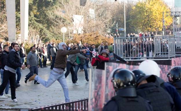 Incident na Kosovu: Albanci prosvjedom spriječili Srbe da obilježe blagdan, intervenira policija
