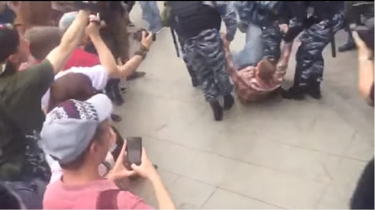 UZNEMIRUJUĆA SNIMKA U prosvjedima u Rusiji preko 200 uhićenih, policija napada i mlati ljude