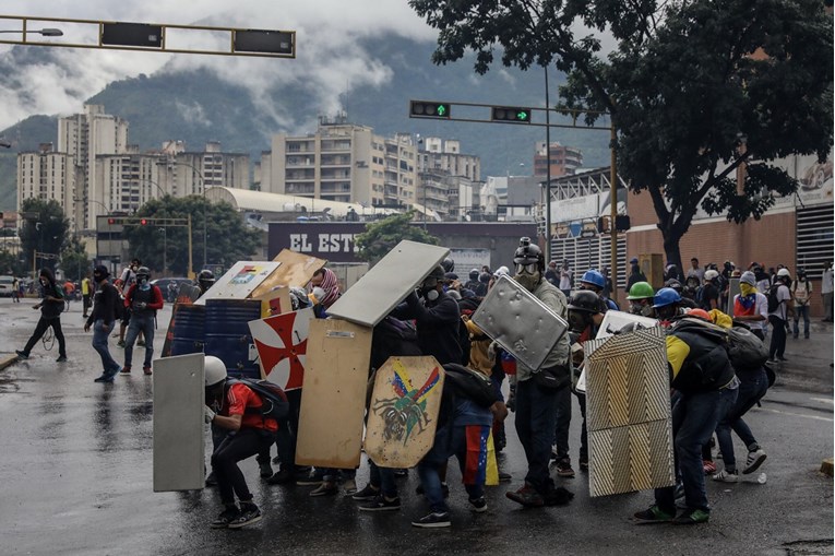 KRIZA U VENEZUELI UN upozorio vladu: Ubojstva prosvjednika i progoni aktivista su kršenje zakona