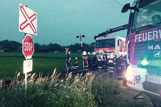 Pet osoba, među kojima troje djece, poginulo u naletu vlaka na automobil