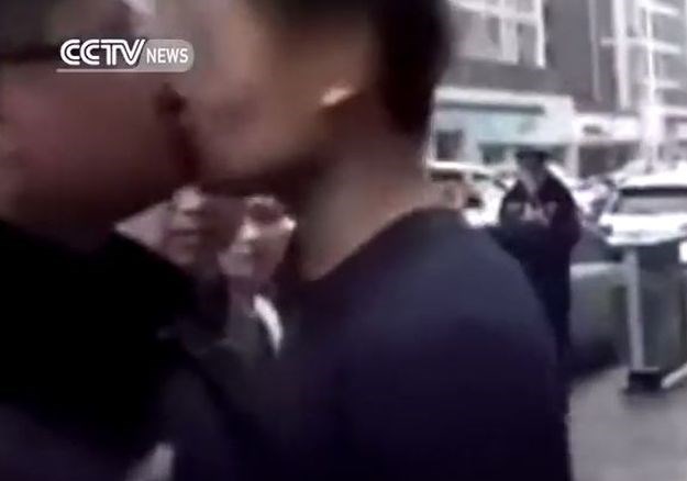 VIDEO Muškarac poljubio policajca u usta pa izazvao neviđenu tučnjavu