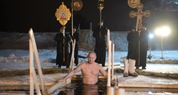 VIDEO Putin se povodom Bogojavljenja okupao u ledenom jezeru