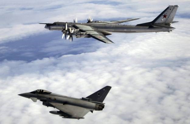 Dva ruska strateška bombardera upala u američki zračni prostor