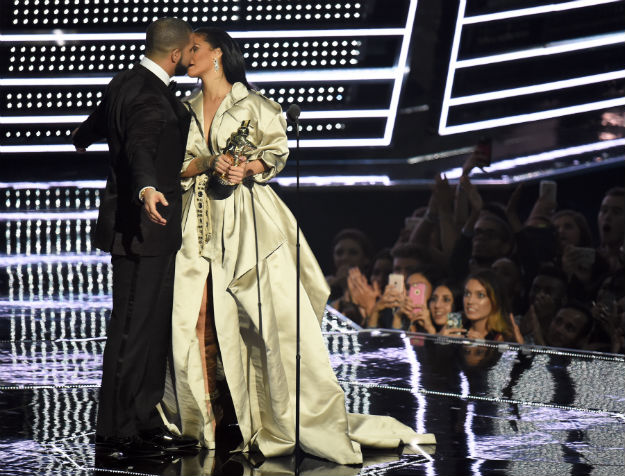 Vrući zagrljaji i poljupci u Miamiju: Rihanna i Drake odlučili svima pokazati da se vole