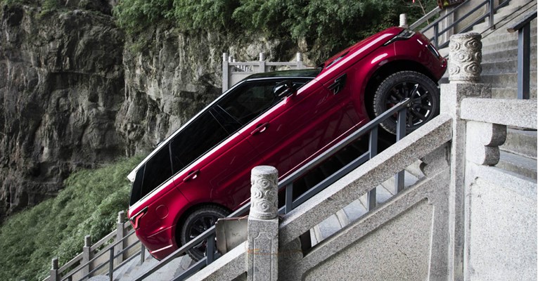 VIDEO Range Rover na putu do Rajskih vrata svladao 99 zavoja i 999 stepenica