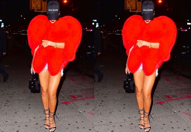Ona je zaljubljena: Rihanna prošetala New Yorkom u crvenoj bundi u obliku srca